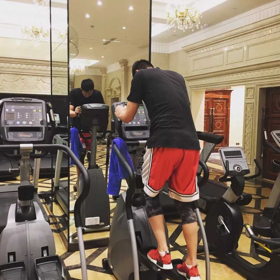 汗水在地板上滴落成印，孙悦正在进行核心控制训练，身体的线条在康复中愈发清晰硬朗。