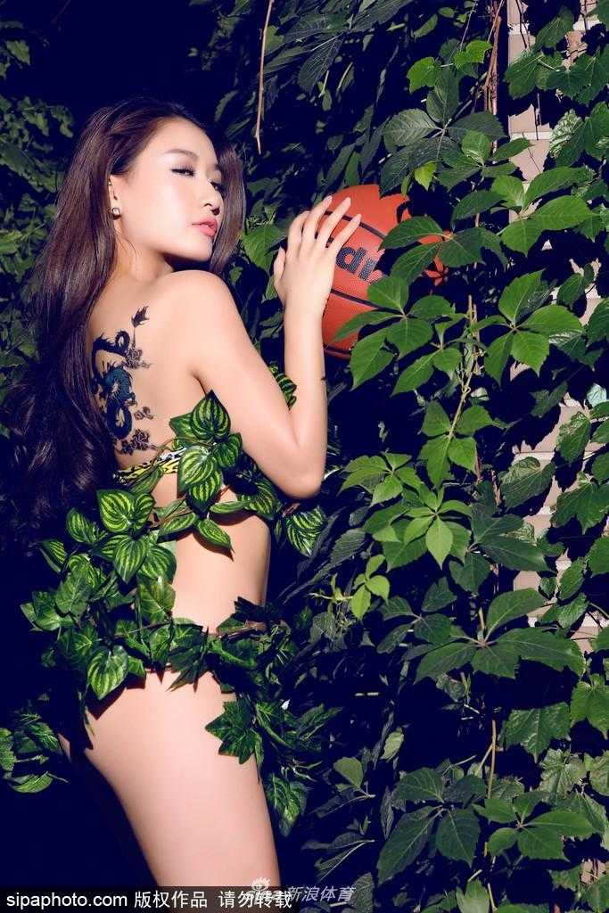 最后一组全身照中，孙敬媛抱着篮球悠然站立，修长的双腿在绿叶的隐约遮挡下更显笔直，整个画面洋溢着一种健康、自然且充满活力的独特气质。