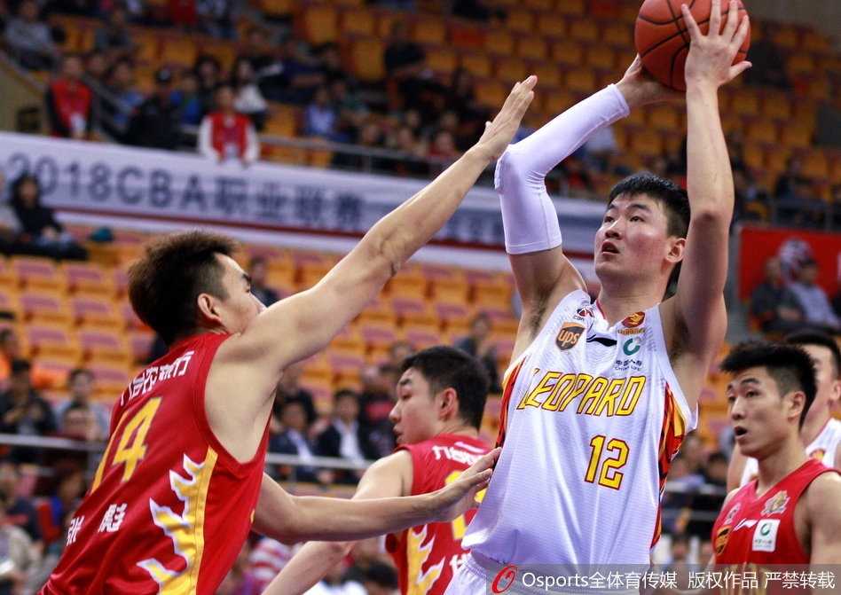 深圳外援萨林杰在吉林队多人围堵下依然强硬起跳，用一次势大力沉的单手劈扣点燃全场