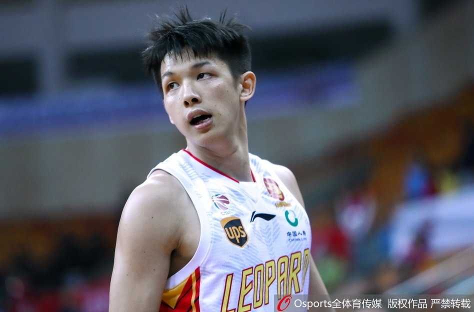 吉林新星高诗岩面对深圳内线李慕豪的遮天大帽，依然勇敢地选择抛投，眼神中充满坚定