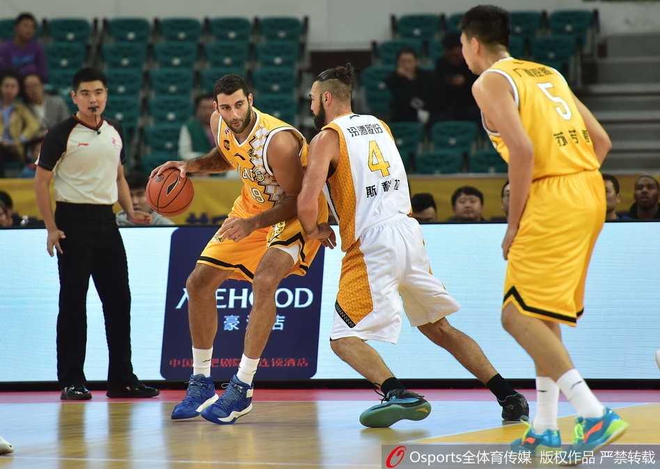 詹宁斯持球强行突破广厦防线，直杀篮下气势如虹