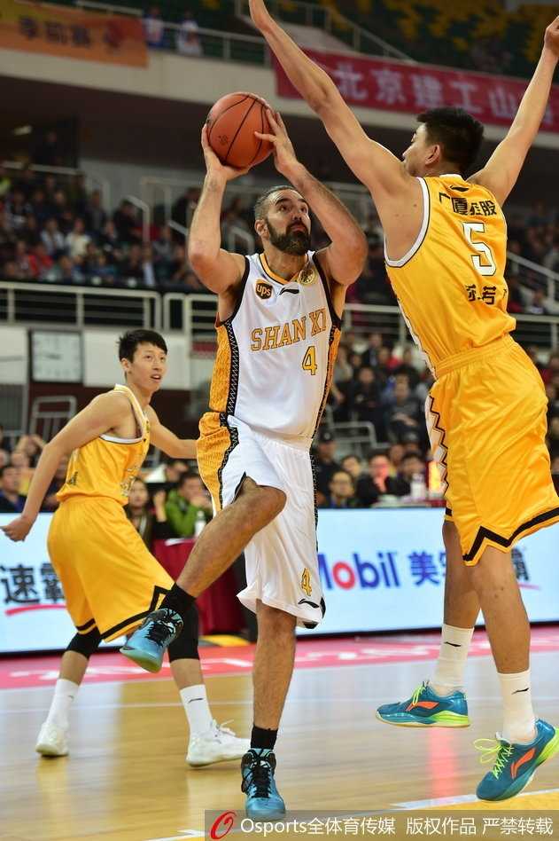 广厦队球员庆祝胜利，替补席一片欢腾