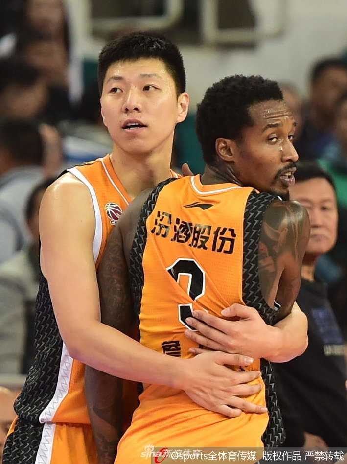 西热力江在比赛中神情专注，汗水浸透球衣，斗志昂扬