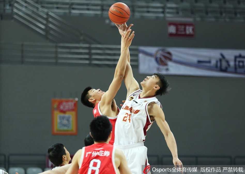 广州队弗格在加时赛中面对浙江队多人防守强行突破，眼神坚毅如铁