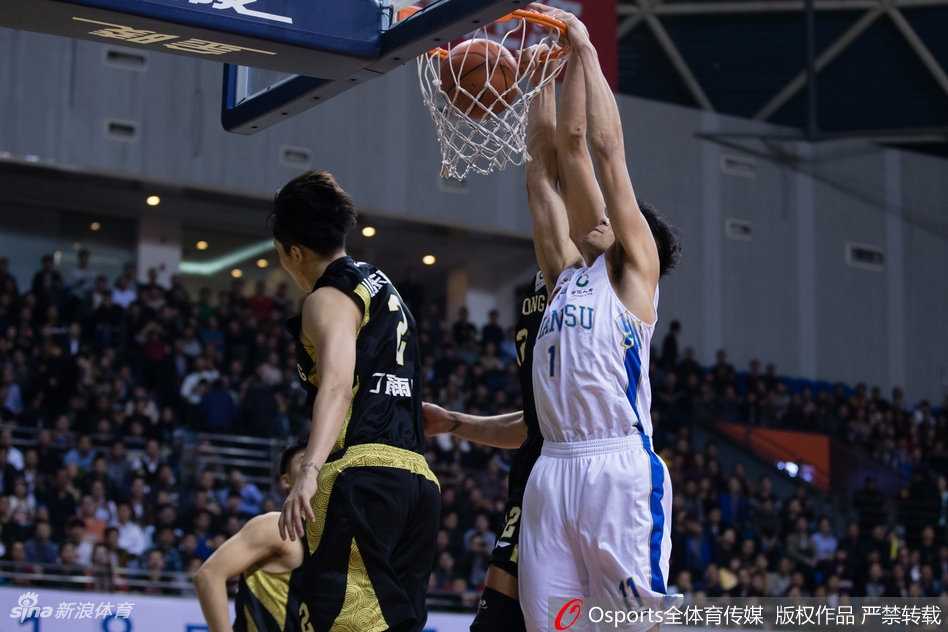 江苏队大外援拉杜利察面对旧主山东，篮下强起隔着防守球员霸气放篮，眼中充满对胜利的渴望