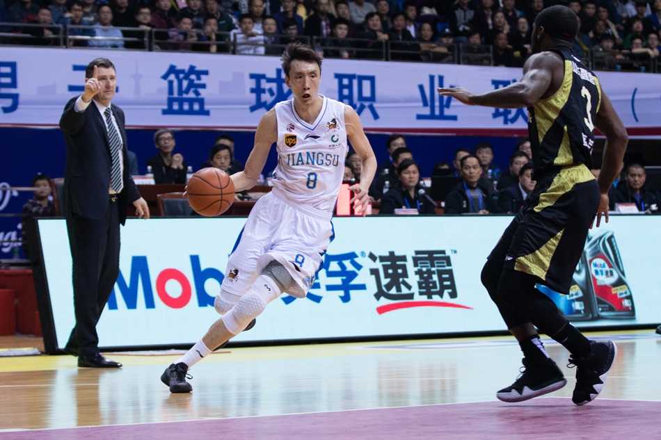 山东高速男篮全员士气高涨，替补席球员挥动毛巾激情庆祝，为场上队友的精彩表现忘情呐喊