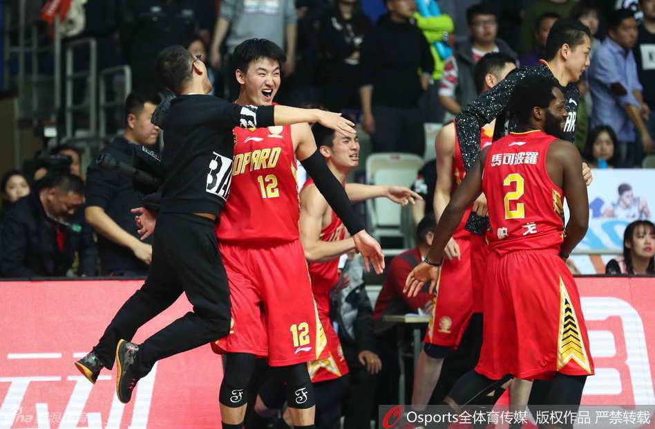 波兰铁锤兰佩在内线展现出绝对统治力，他强硬地背身单打，顶开防守后勾手投篮，眼神中充满了斗志。