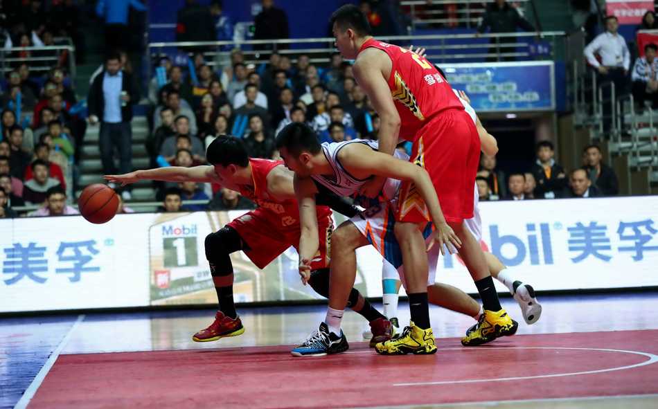 孟铎寸步不离地紧跟着弗雷戴特，即使“弗神”溜底线寻求掩护，孟铎也如同影子一般迅速贴上，不给任何轻松出手的机会。