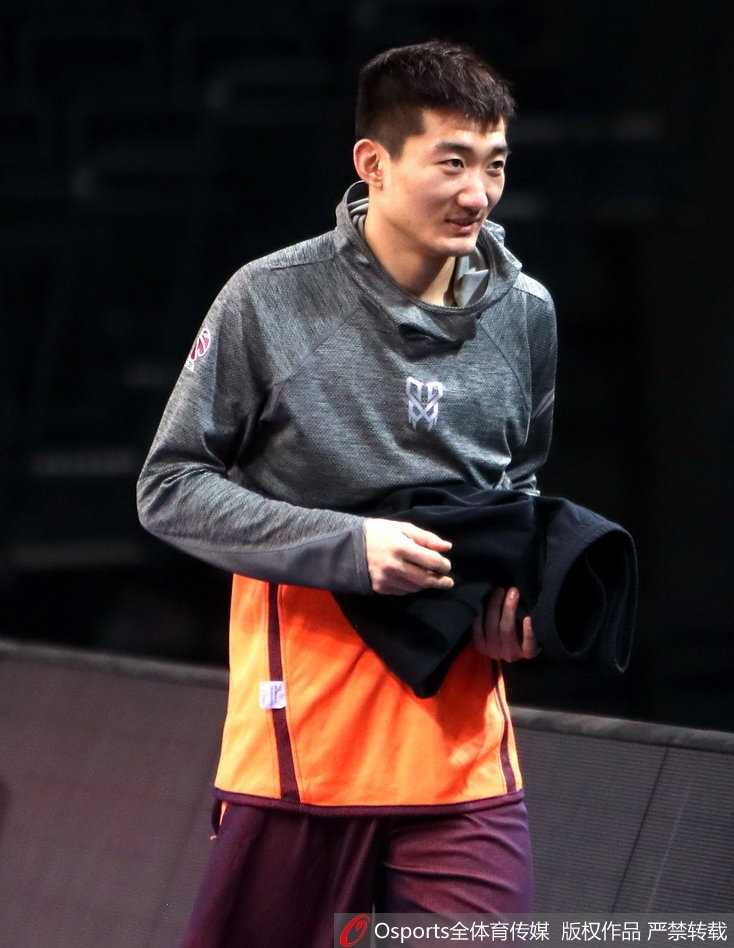 广厦老将林志杰在训练中持球突破，尽管岁月在他的腿上留下了绷带的痕迹，但“野兽”的眼神依然犀利，他的季后赛经验是年轻广厦最宝贵的财富。