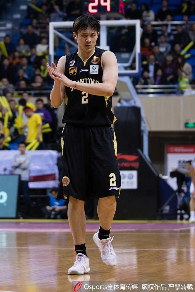 丁彦雨航面对江苏队防守球员，眼神坚毅，高高跃起干拔跳投，篮球在空中划出完美弧线。