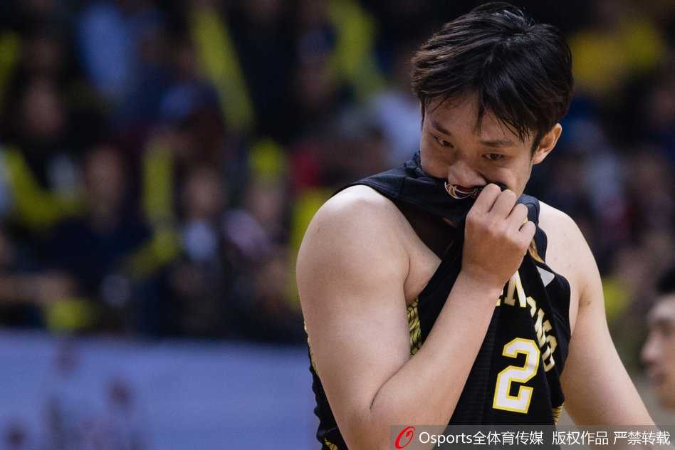 篮下激烈对抗中，丁彦雨航在江苏内线球员的合围下拼抢进攻篮板，他肌肉紧绷，奋力将球拨向自己。