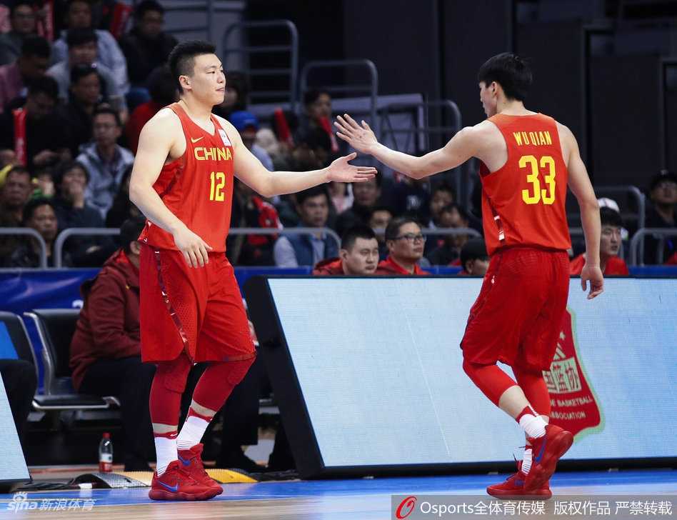 比赛开场前，中国篮协主席姚明为易建联颁发了一件印有星星的特制纪念外套，表彰他多年来为国征战的卓越贡献，全场球迷起立为之欢呼。