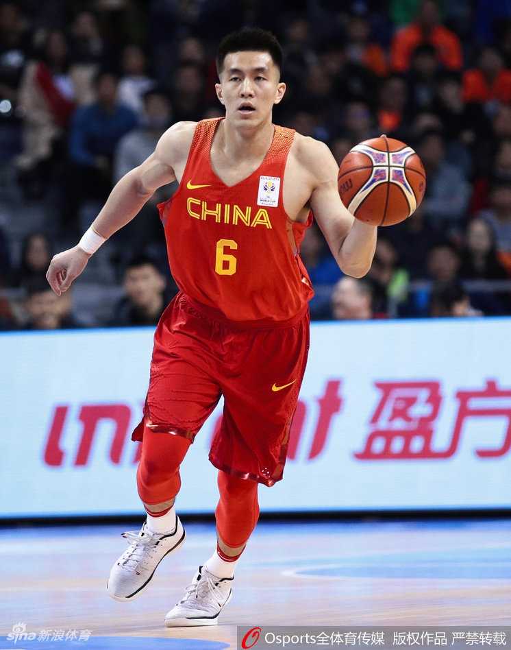 赛前，新西兰男篮全队围在一起，神情肃穆地为现场观众表演具有民族特色的传统毛利战舞，展现出强大的团队凝聚力与斗志。