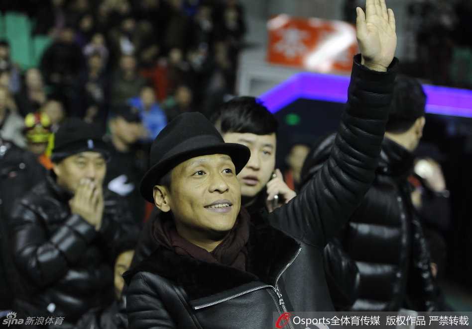 宋小宝接过印有自己名字的14号辽宁队球衣，与哈德森并肩站立，两人酷似亲兄弟的容貌对比让人忍俊不禁，场面温馨又诙谐。