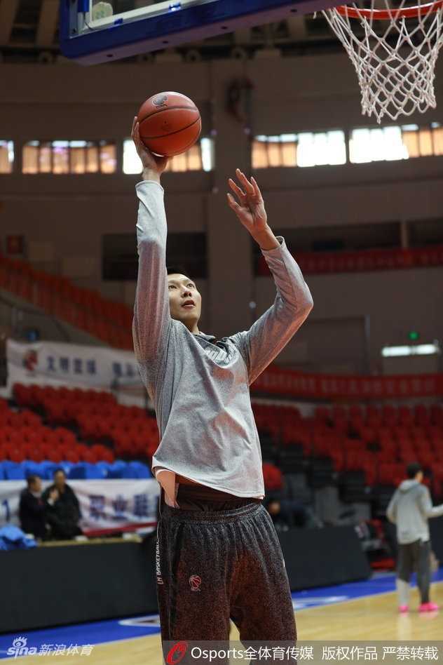 易建联在底角进行接球投篮训练，汗水浸湿了训练服。每一次出手都经过千百次重复，只为在赛场上化作致命一击。