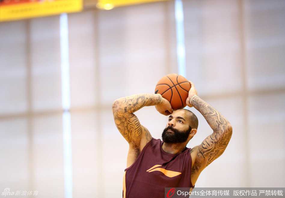 年轻前锋高尚在训练中全神贯注，他接球后果断出手，篮球带着旋转飞向篮筐，脸上写满了想要证明自己的渴望。