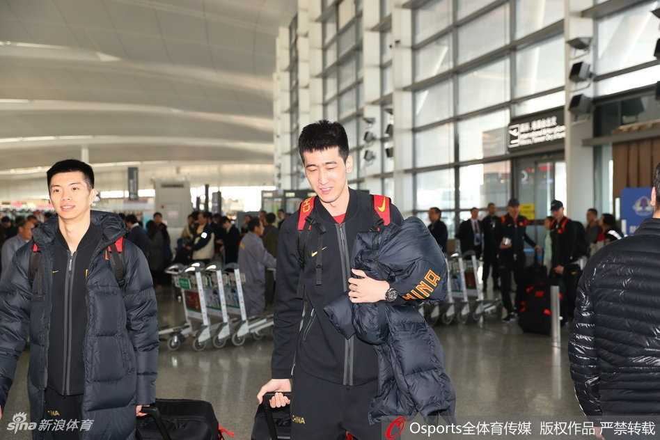 身披红色战袍的中国男篮将士们精神抖擞地走出酒店，他们眼神坚定，踏上了前往机场的大巴，一场硬仗即将在首尔打响。
