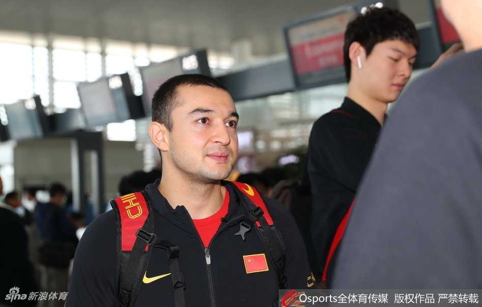 内线悍将王哲林在韩国队员的夹击之下依然奋力起跳，他用一次次强硬的篮板球和篮下强攻，捍卫着中国队的禁区尊严，最终拿下两双数据。