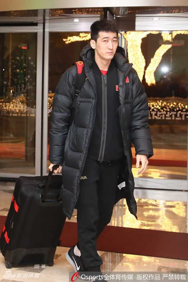 客场掀翻太极虎 青春风暴正当时 身着红色运动外套的中国男篮队员们一字排开,在领队的带领下有序步入酒店大堂,走在最前方的球员眼神坚毅,仿佛已将客场喧闹隔绝在外。