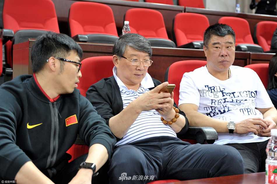 宫鲁鸣全神贯注地注视着场上的比赛进程。即便身份已从主帅转变为观战者，他对篮球那份深入骨髓的专注与热爱却从未改变。