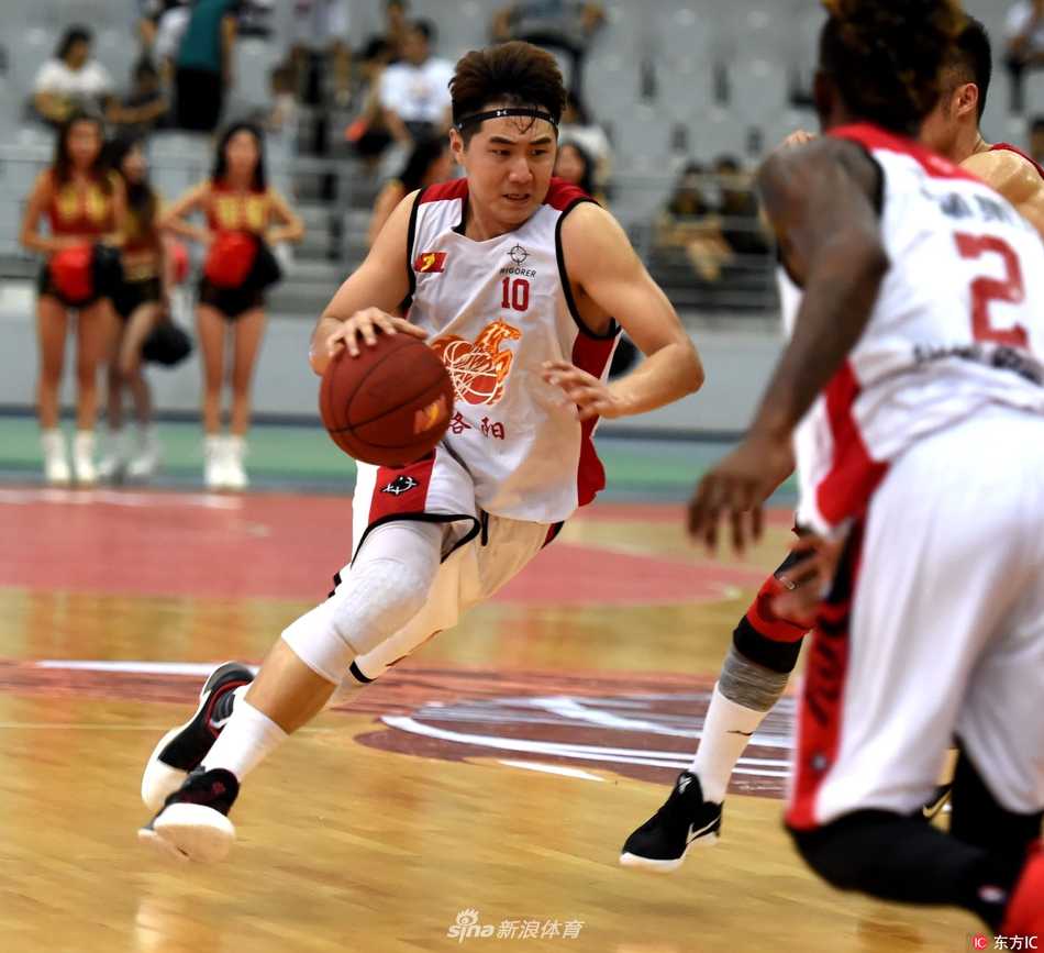 场边的宫鲁指导面色凝重，双手环抱胸前，目光如炬紧盯场上局势，这位中国篮坛的泰斗级人物随队出征，为年轻的安徽文一队带来了无形的力量。