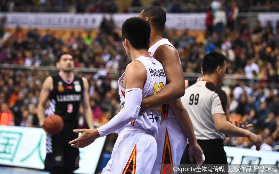 裁判员站在两人中间试图分隔开对峙的郭艾伦和于德豪，周围的球员们表情各异，有的拉架，有的观望，场面一度十分混乱。