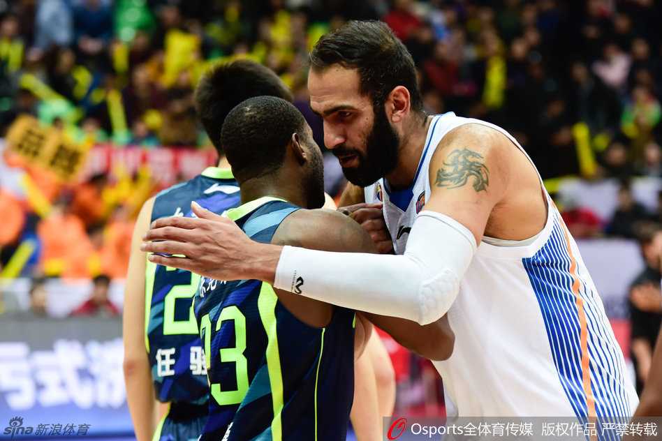 易建联果断跳投，哈达迪伸手封盖，内线巨人的空中对决。