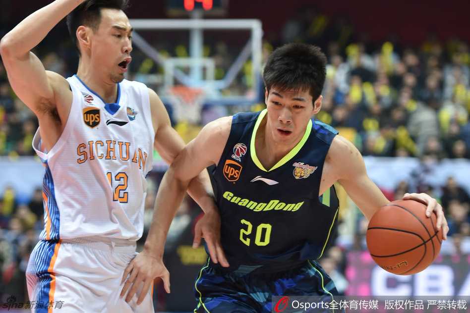 斯隆快速运球推进，眼神犀利寻找前场队友，发动反击。