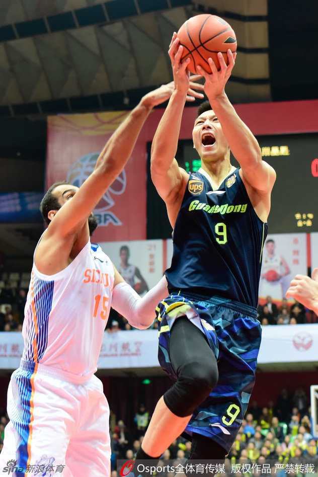 易建联与哈达迪赛前致意，眼神中充满对胜利的渴望和对决的专注。