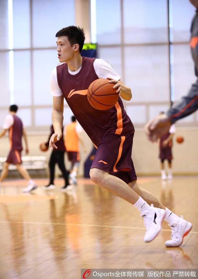 周鹏在训练对抗中表情刚毅，肌肉线条紧绷，他用强悍的防守向对手宣告这道防线难以逾越。