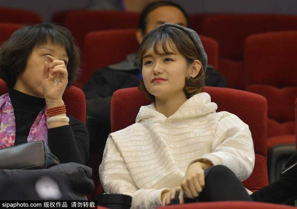 比赛进入白热化，这位气质优雅的美女球迷全神贯注，仿佛周围的喧嚣都已静止，她的世界里只剩下那颗决定胜负的篮球。