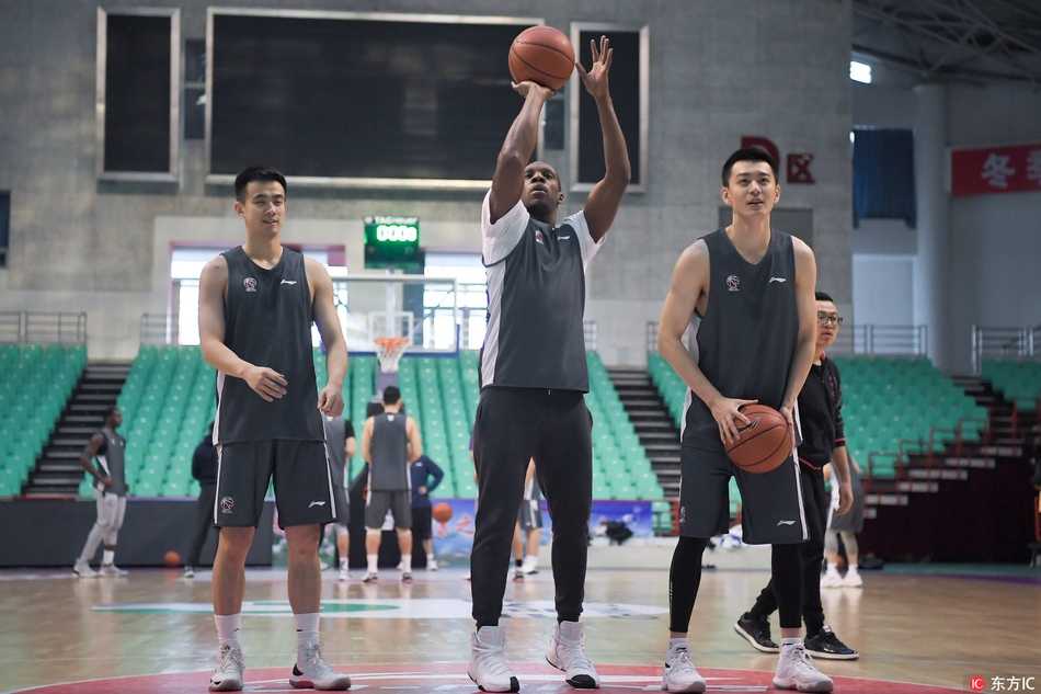 在教练组严厉的目光下，辽篮众将正在进行高强度的战术折返跑，汗水在冬日的灯光下格外闪亮，仿佛要将过去的遗憾全部蒸发。