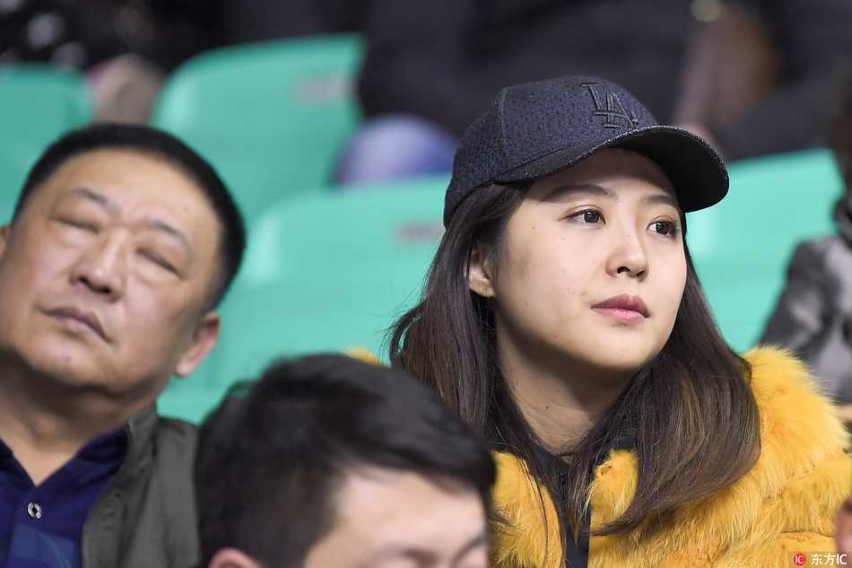 比赛结束后，一位美女球迷举起手机，脸上洋溢着胜利的喜悦，想要记录下这属于辽宁男篮的大比分狂胜之夜，将快乐分享给朋友。