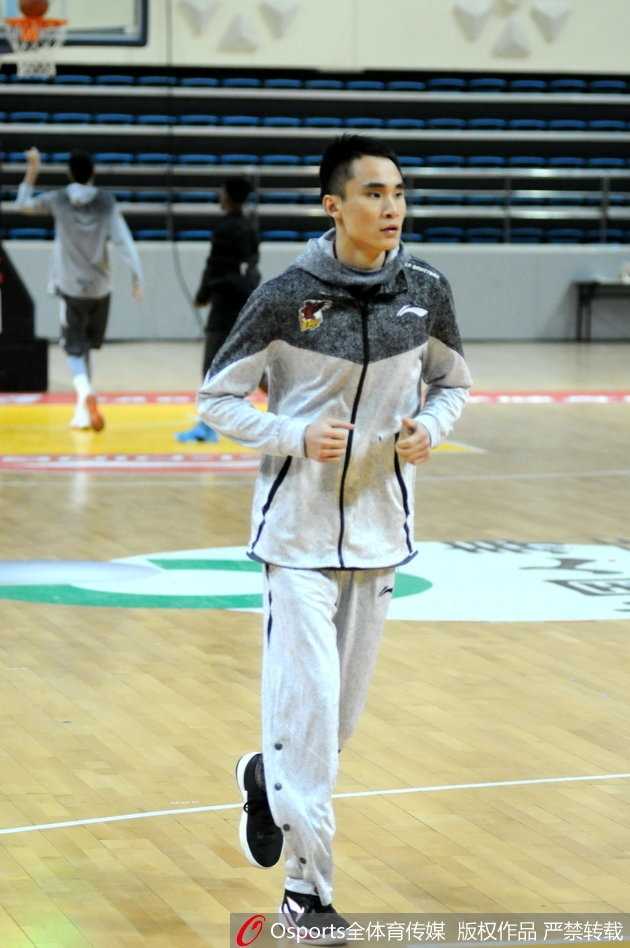 核心外援吉布森在训练中持球突破，他身形矫健如猎豹，面对防守球员的干扰，眼神坚毅地寻找上篮机会。