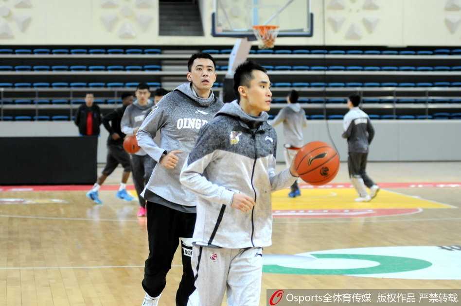 队员们在教练组指挥下进行折返跑冲刺，汗水浸透了球衣，但每个人都在咬牙坚持，训练馆里充满了拼搏的激情。