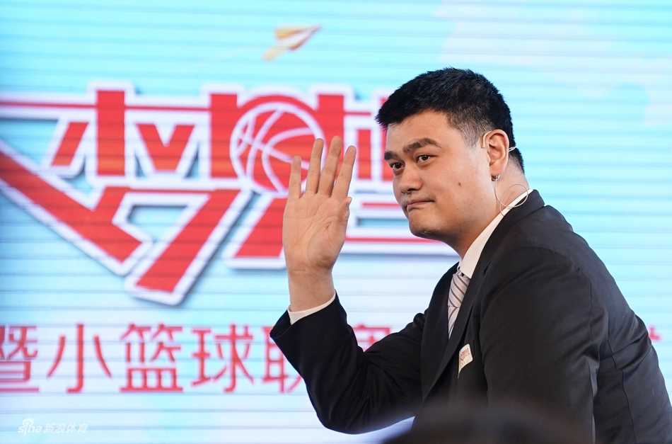 姚明在启动仪式上手持特制小篮球，眼神充满期待，仿佛看到了中国篮球的未来之星正在球场上快乐奔跑。