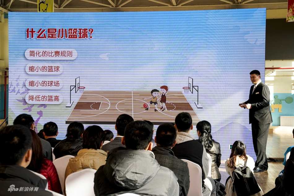 几位手持证书的小篮球推广大使并肩站立，他们面带微笑，身后是色彩斑斓的活动背景板，寓意着薪火相传。