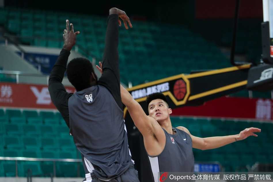 易建联在训练中表情专注，正在进行核心力量训练，作为球队领袖，他肩扛着带领年轻阵容冲击季后赛的重任。