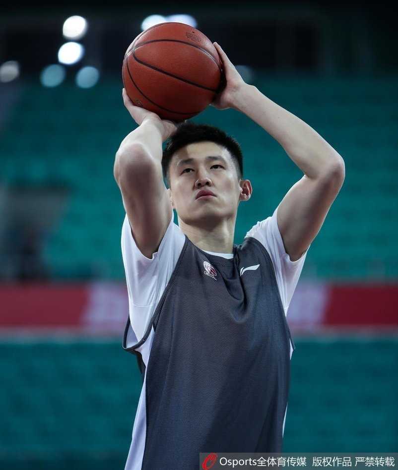 广东全队在尤纳斯的哨声下进行折返跑冲刺，虽然大汗淋漓但士气高涨，团队氛围在严肃中透着团结。