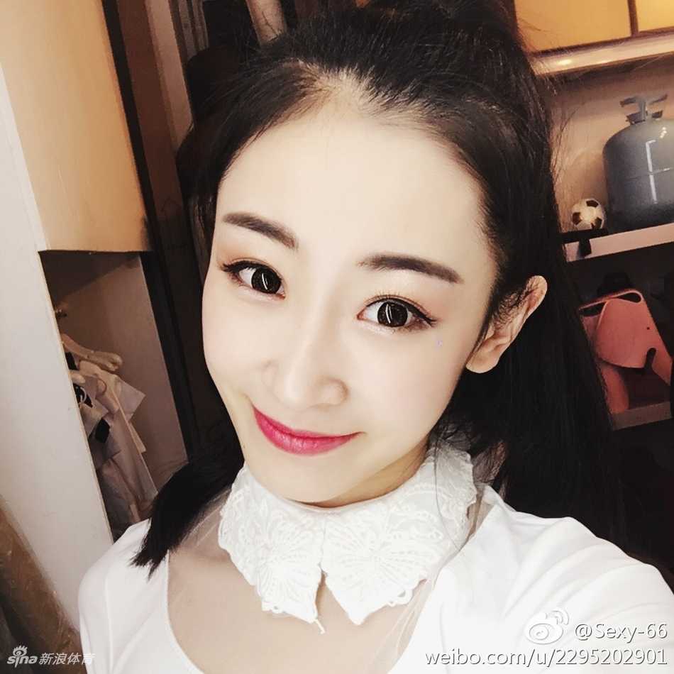 镜头特写下的小雯，五官清秀可人，甜美的笑容如同春风一般，让人感受到青春无敌的魅力。