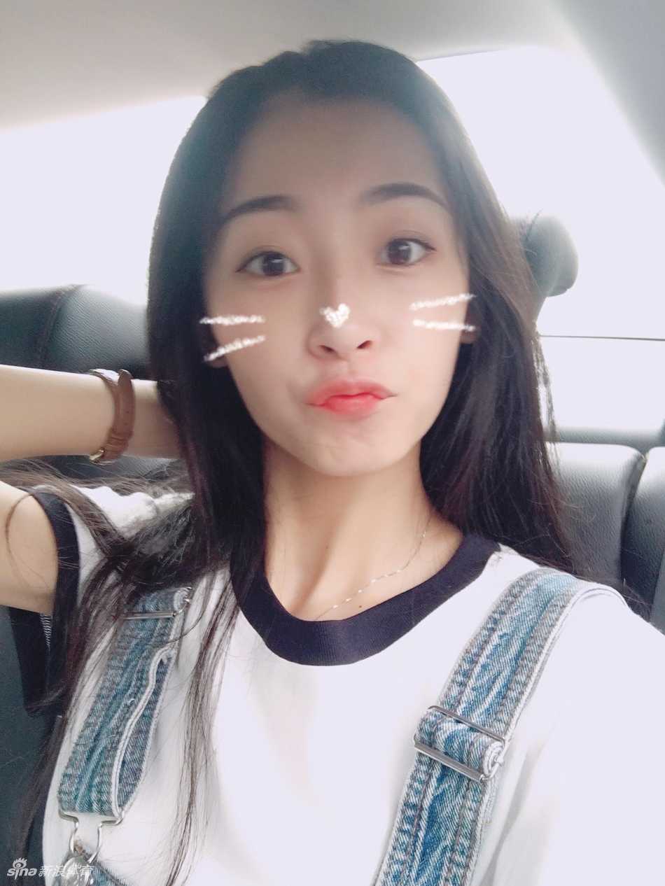 后台休息间隙，小雯对镜整理妆容，认真的神情透露出对每一个表演细节的严格要求，敬业精神令人动容。