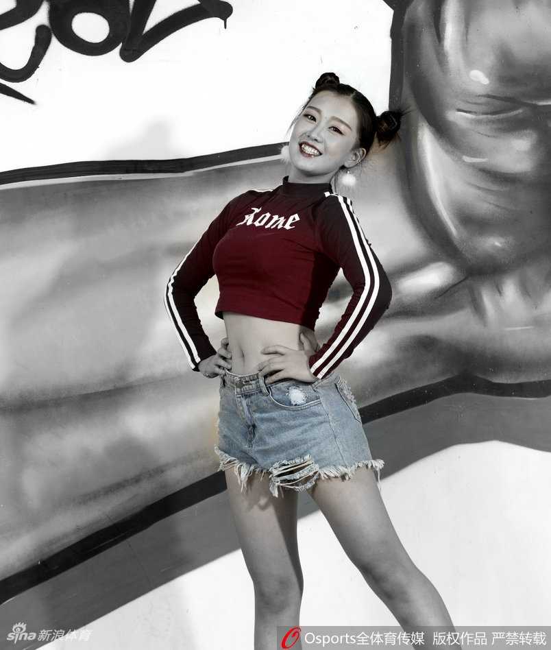 高雨桐侧身回眸，麻花辫少女感十足，眼神灵动