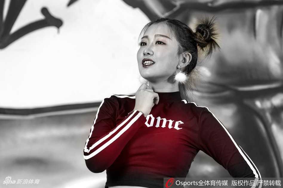 高雨桐双手合十，俏皮刘海发型搭配甜美微笑，萌化人心