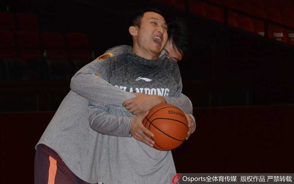 训练馆内气氛火热，王汝恒与潘宁激情相拥，庆祝一次成功的防守，队友间的信任与鼓励溢于言表。
