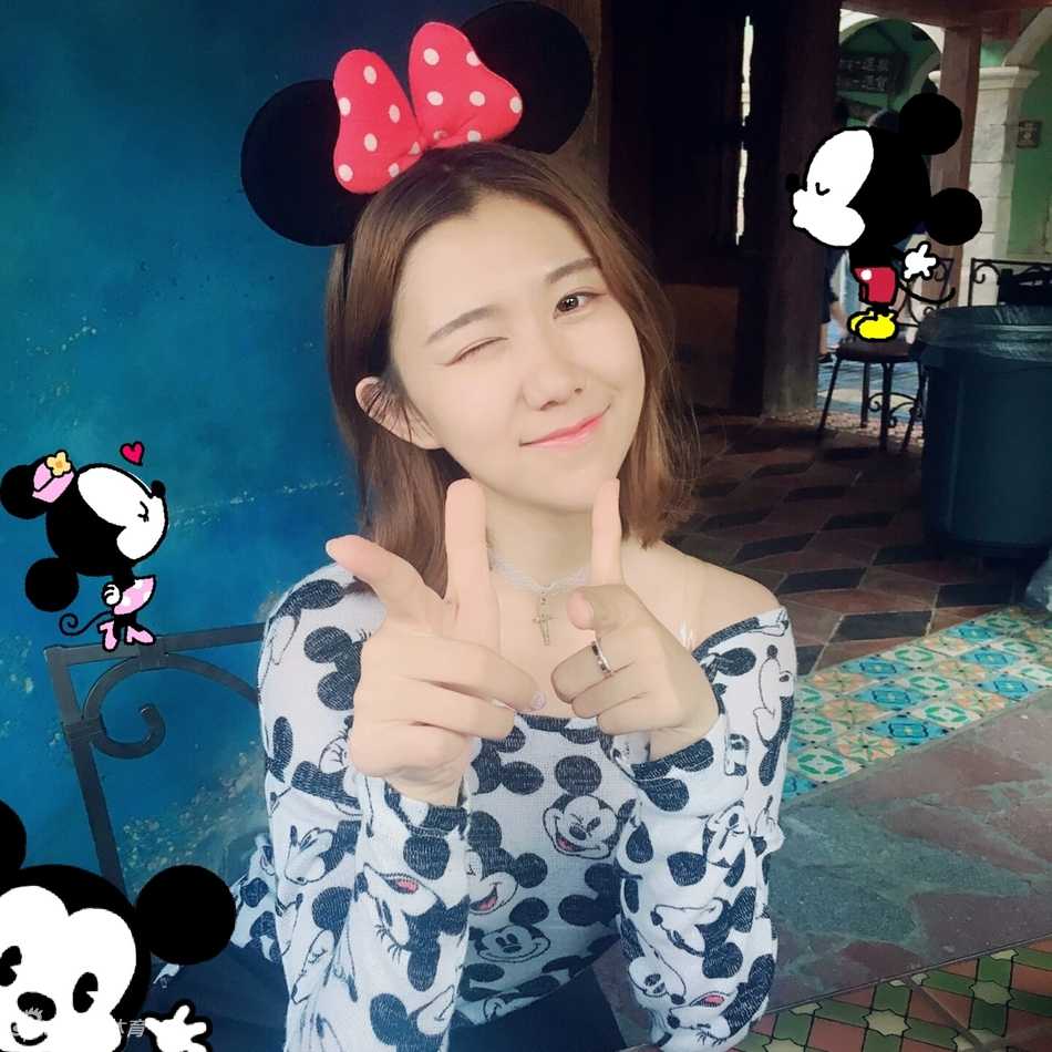 青春洋溢的@_yoonxi扎着利落马尾，在舞蹈室中回眸一笑，健康红润的脸颊和匀称的身材展现出运动少女独有的活力美感。