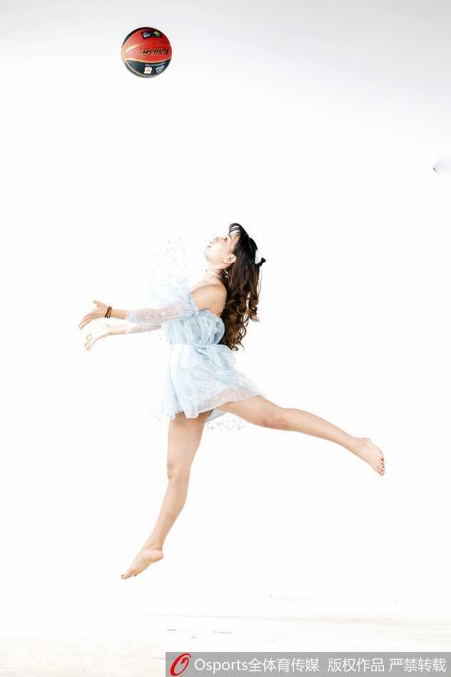 镜头特写下，一位颜值出众的篮球宝贝正在专注地完成一字马动作，眼神坚定而自信，青春的活力与柔韧的美感扑面而来