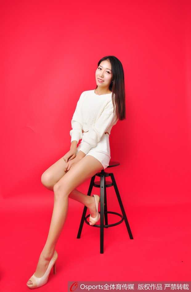 聚光灯下，山东篮球宝贝秀发飘逸，展露修长美腿，肌肤如雪，笑容甜美，活力四射的舞姿瞬间点燃全场热情。