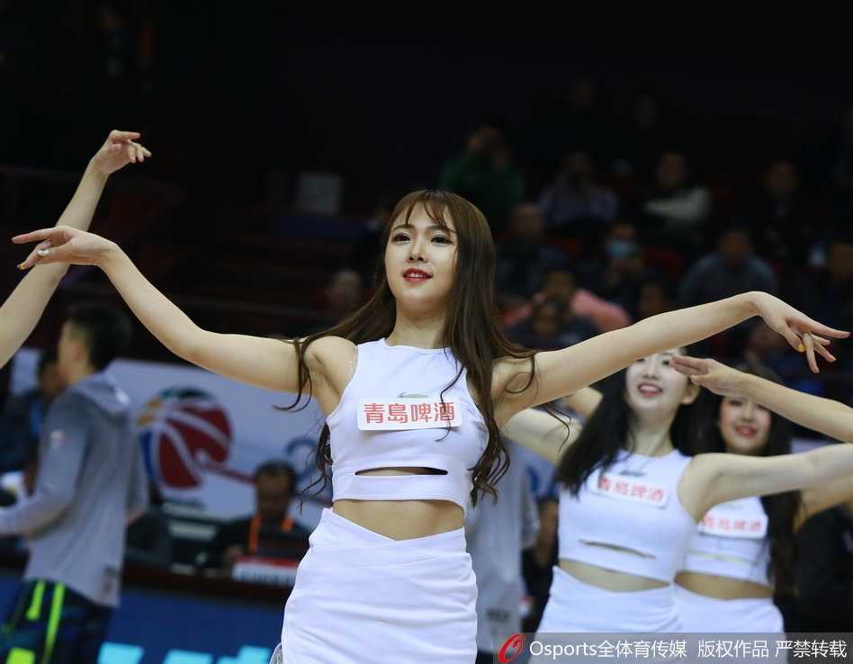 宝贝们后仰下腰，柔韧的身躯与动感的节奏完美融合，展现力量与曲线的美感