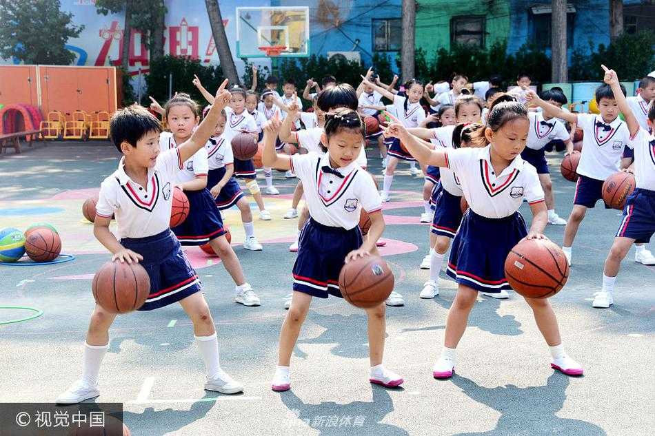 几名大班幼儿正在展示行进间运球，他们步伐矫健，篮球仿佛被无形的线牵引，稳稳地随身体移动