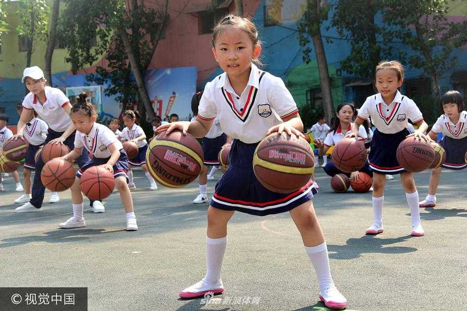 完成一个漂亮的动作后，几位小朋友兴奋地高举篮球，互相欢呼庆祝，脸上的笑容比夏日的阳光还要灿烂，这是属于他们的荣耀时刻。